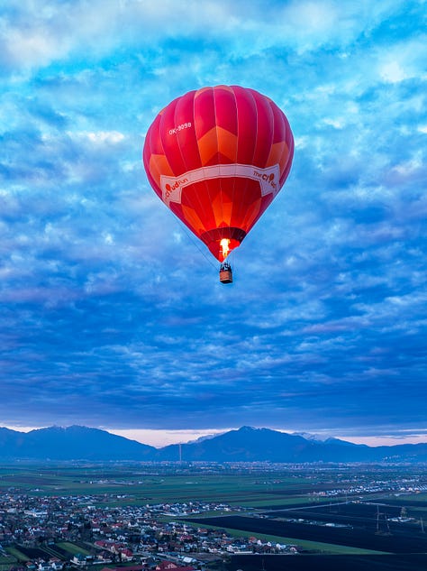 Există ceva profund omenesc în balonul cu aer cald. Balonul nu rupe aerul. Nu îl sfâșie cu viteză. Se ridică lent, aproape cu sfială, și tocmai de aceea pare atât de aproape de ideea de vis.