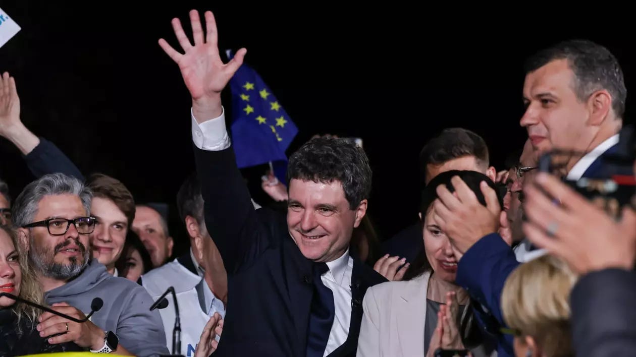 Nicușor Dan salutând cu mâna sus mulțimea de susținători