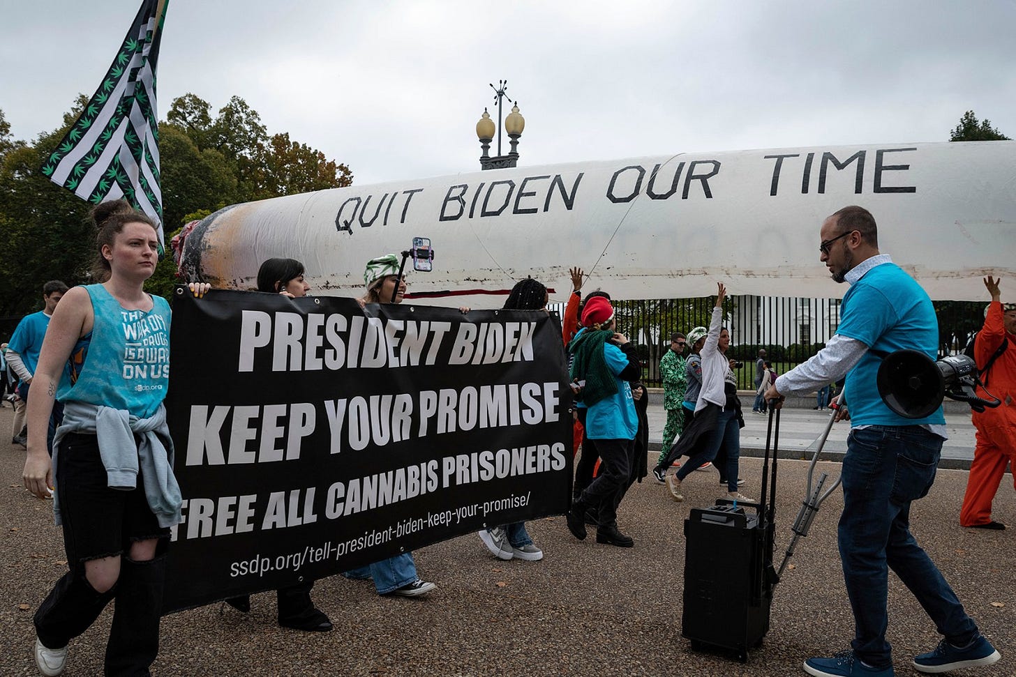 Dems Call on Biden to Decriminalize Weed Before Trump Takes Over Dems Call on Biden to Decriminalize Weed Before Trump Takes Over