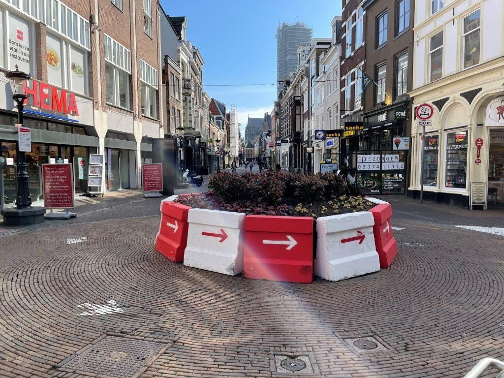 Afbeelding met buitenshuis, gebouw, hemel, Container

Door AI gegenereerde inhoud is mogelijk onjuist.
