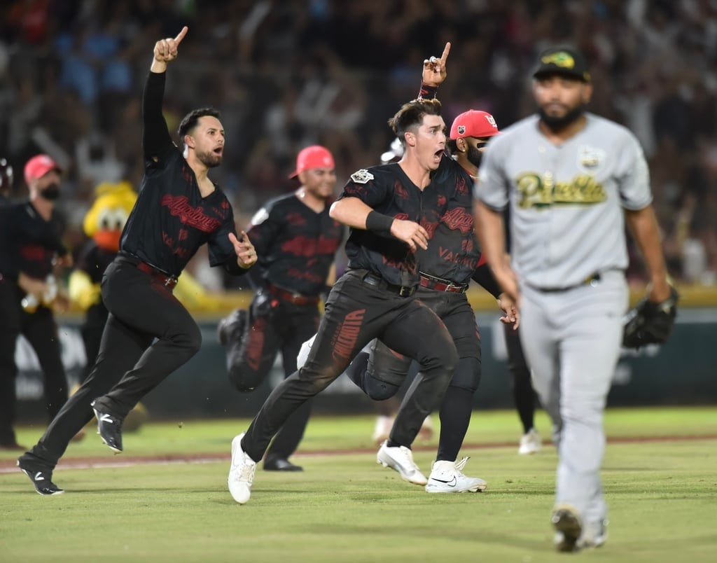 Celebran jugadores de Algodoneros luego de que Albert Lara anotara la carrera con la que los Guindas derrotaron 5-4 a los Pericos de Puebla en el primer juego de la Serie del Rey; fue duelo lleno de dramatismo en el estadio Revolución, que volvió a registrar un lleno. (RAMÓN SOTOMAYOR / EL SIGLO DE TORREÓN)