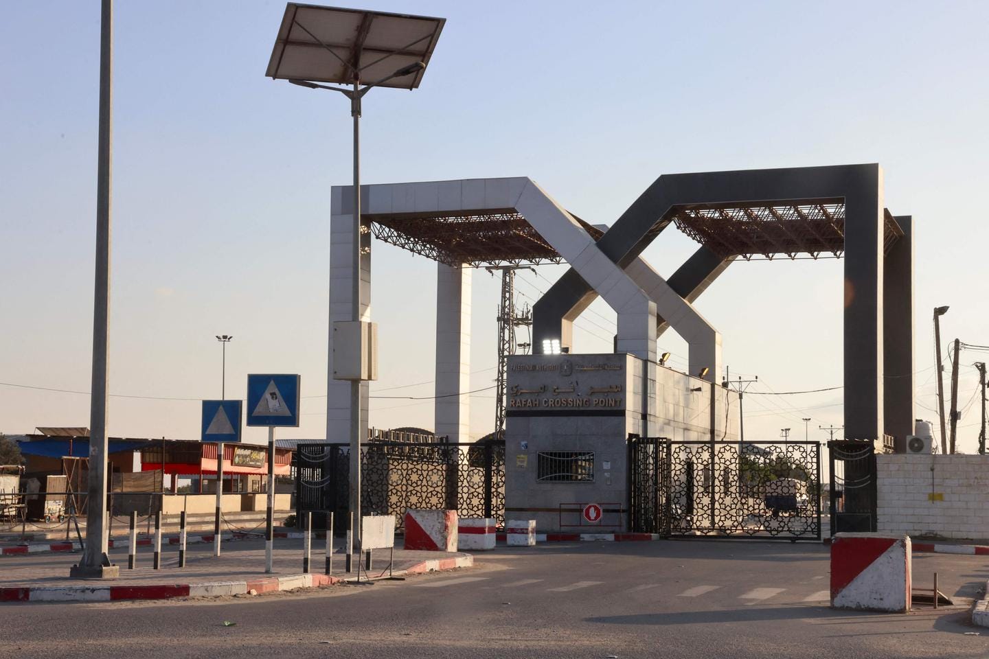 Rafah border crossing: A barrage of Israeli fire endangers Gaza's only gateway to Egypt Rafah border crossing: A barrage of Israeli fire endangers Gaza's only gateway to Egypt