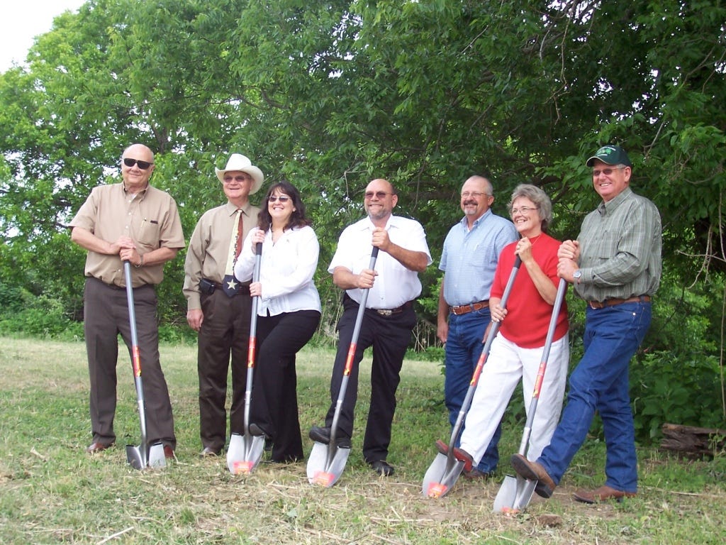 A group of people holding shovels

AI-generated content may be incorrect.