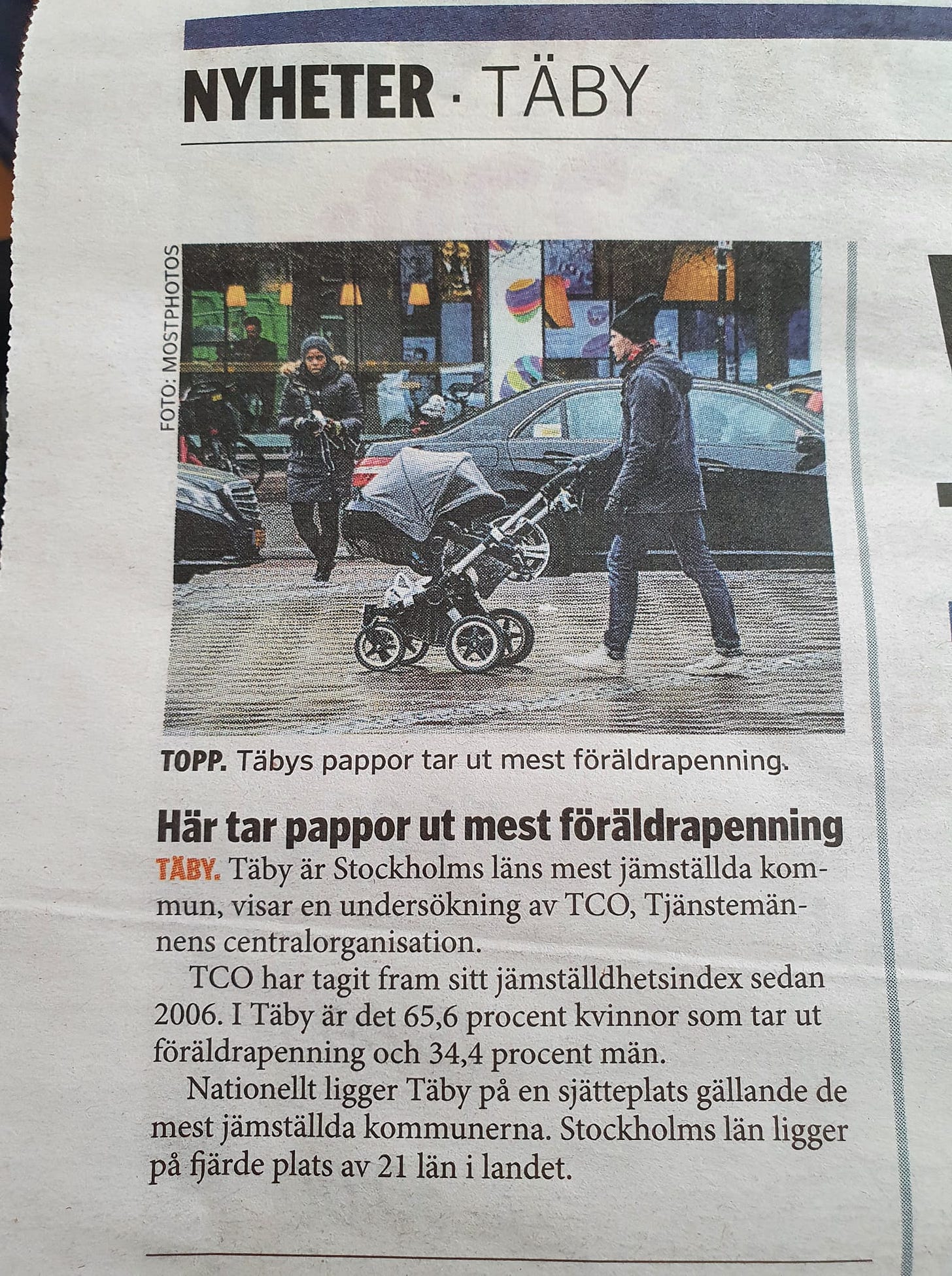 May be an image of text that says "NYHETER TÄBY FOTO: ങ് TOPP. Täbys pappor tar ut mest föräldrapenning. Här tar pappor ut mest föräldrapenning TABY Täby är Stockholms läns mest jämställda kom- mun, visar en undersökning av TCO, Tjänstemän nens centralorganisation. TCO har tagit fram sitt jämställdhetsindex sedan 2006. I Täby är det 65,6 procent kvinnor som tar ut föräldrapenning och 34,4 procent män. Nationellt ligger Täby pả en sjätteplats gällande de mest jämställda kommunerna. Stockholms län ligger pả fjärde plats av 21 län landet."
