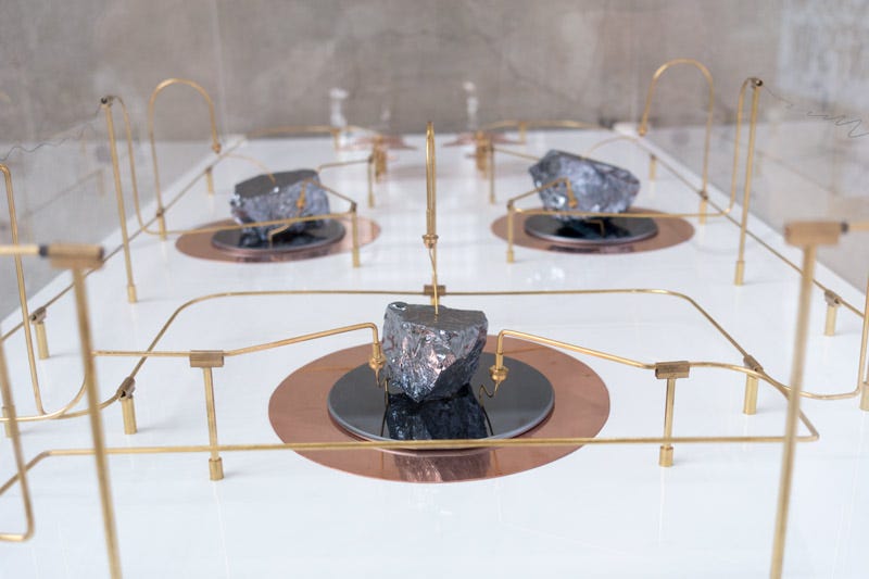 Une oeuvre d'art composée de plaques de cuivre et de morceaux bruts de silicium