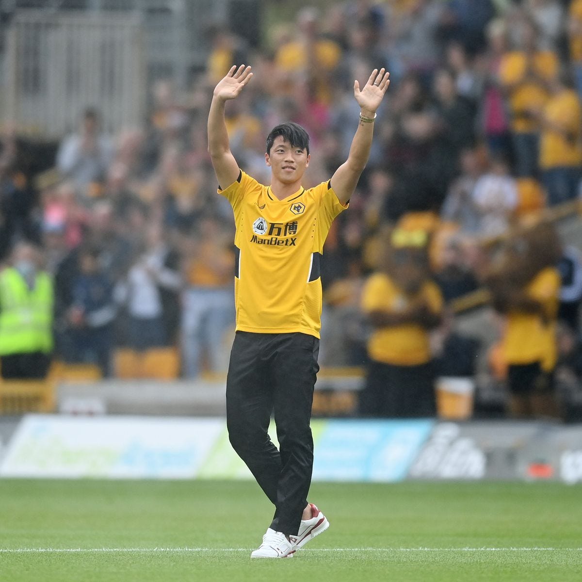 Wolves announce Hwang Hee-chan transfer before Man Utd clash - Birmingham  Live
