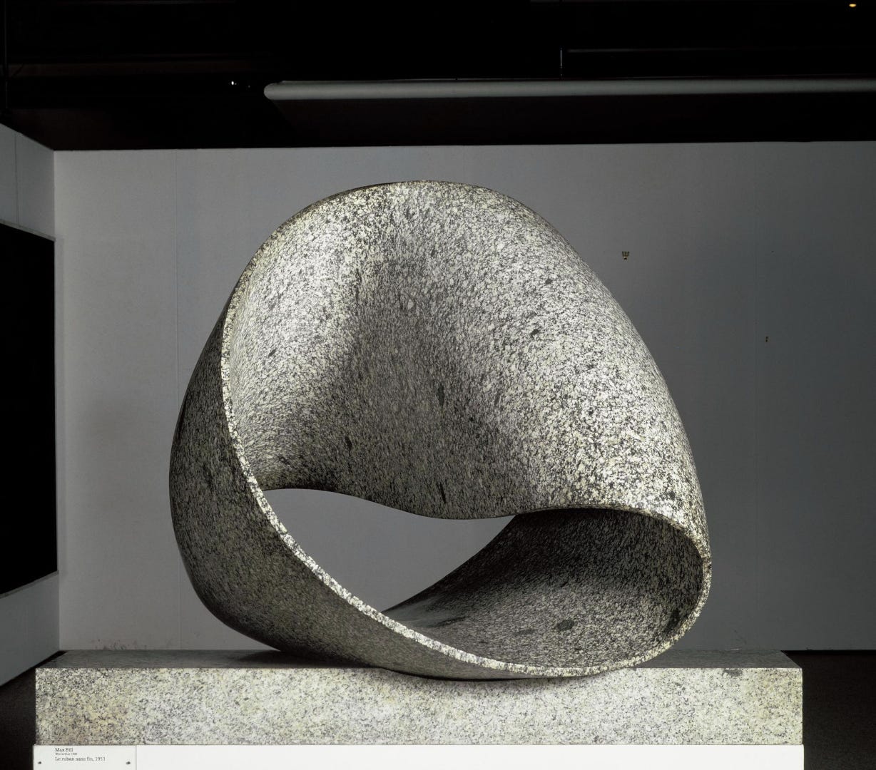Max Bill, Unendliche Schleife, version IV, (Wassen grey granite), 1960-1961 [Centre Pompidou, Paris. © Estate of Max Bill / Adagp, Paris / ProLitteris, Zürich. Photo: Jacqueline Hyde / Centre Pompidou / Dist. GrandPalaisRmn]