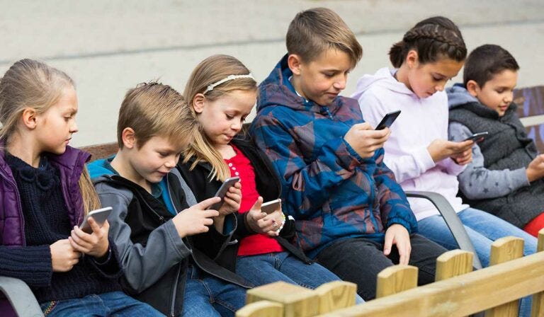 Austrália bane redes sociais para menores de 16 anos: o início de uma nova era digital?