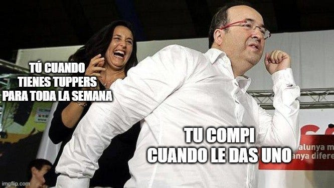Foto de Iceta bailando y una compañera detrás riéndose. Sobre la compañera el texto sobreimpreso: "Tú cuando tienes tuppers para toda la semana" y sobre Iceta bailando el texto: "Tu compi cuando le das uno".