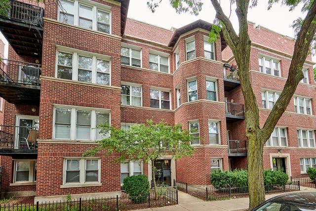 Red bricked Chicago apartment building.
