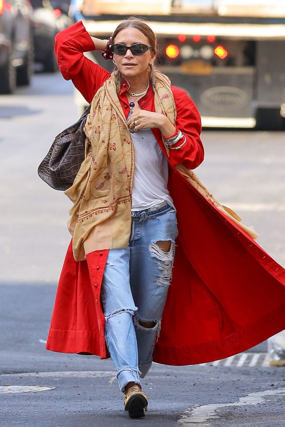 EXCLUSIVE: Mary-Kate Olsen and Pc Valmorbida spotted walking together after having lunch at Sant Ambroeus Madison in New York City, Mary-Kate wore ripped jeans with a red trench coat and gold flats
Pictured: Mary-Kate Olsen and Pc Valmorbida
Ref: SPL8067030 140623 EXCLUSIVE
Picture by: Felipe Ramales / SplashNews.com
Splash News and Pictures
USA: 310-525-5808
UK: 020 8126 1009
eamteam@shutterstock.com
World Rights