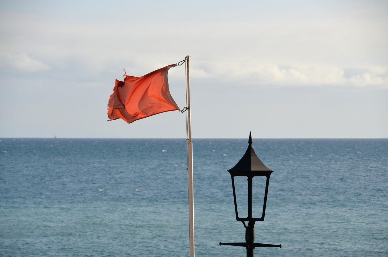 Drapeau rouge sur une mer calme Drapeau rouge sur une mer calme