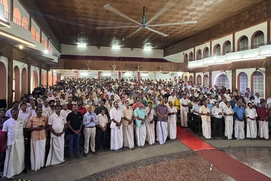 Protesters burn archbishop’s letter calling for end to liturgy dispute Protesters burn archbishop’s letter calling for end to liturgy dispute