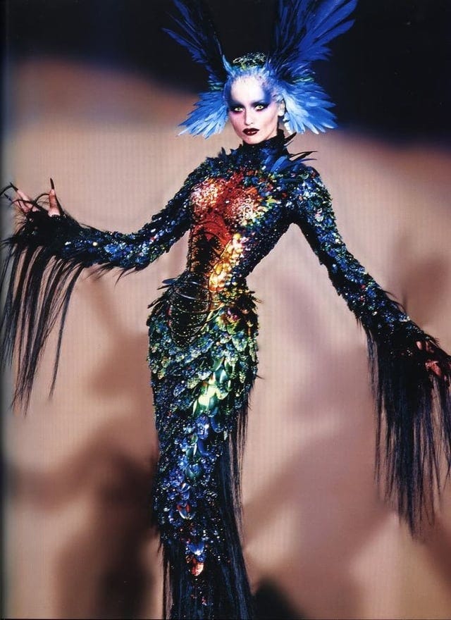 r/whatthefrockk - Retroceso: Vestido La Chimère de Manfred Thierry Mugler, Otoño/Invierno 1997 r/whatthefrockk - Retroceso: Vestido La Chimère de Manfred Thierry Mugler, Otoño/Invierno 1997