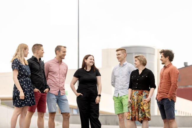 L'équipe de POlar Night Energy, jeune, souriante… et en bermudas