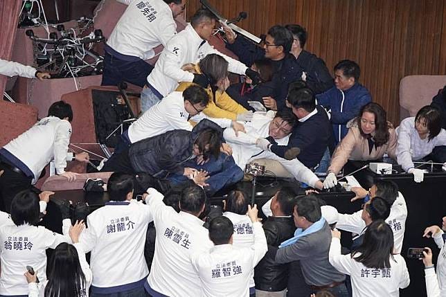 藍綠搶占主席台攻防雙方爆發激烈衝突| 中央通訊社| LINE TODAY