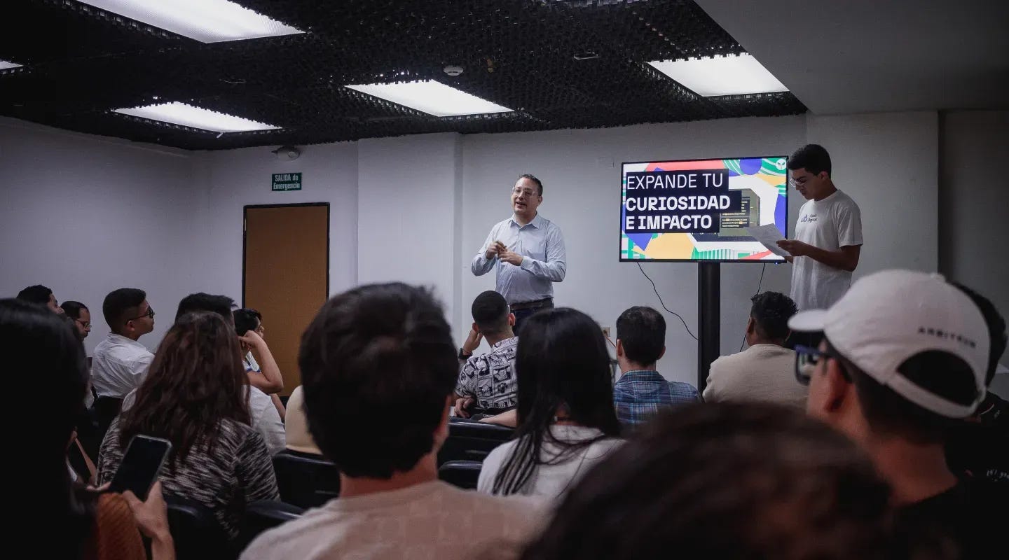 Reinaldo Valbuena durante su presentación. Foto de 