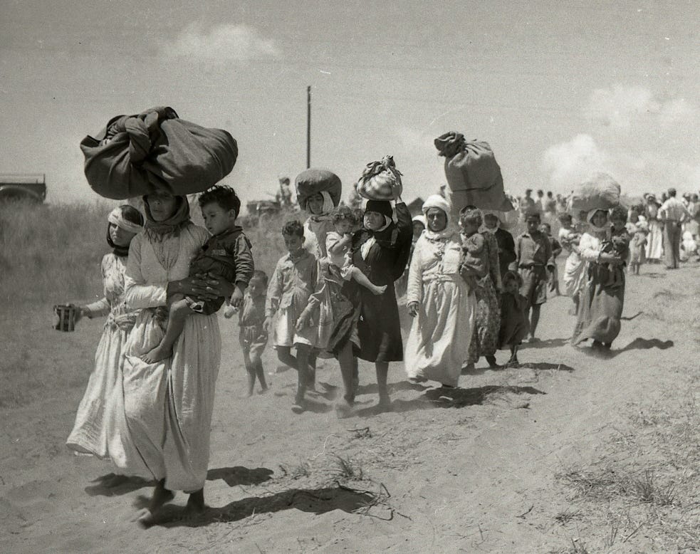 *Des Palestiniens de Tantura expulsés vers la Jordanie, juin 1948.* *Des Palestiniens de Tantura expulsés vers la Jordanie, juin 1948.*