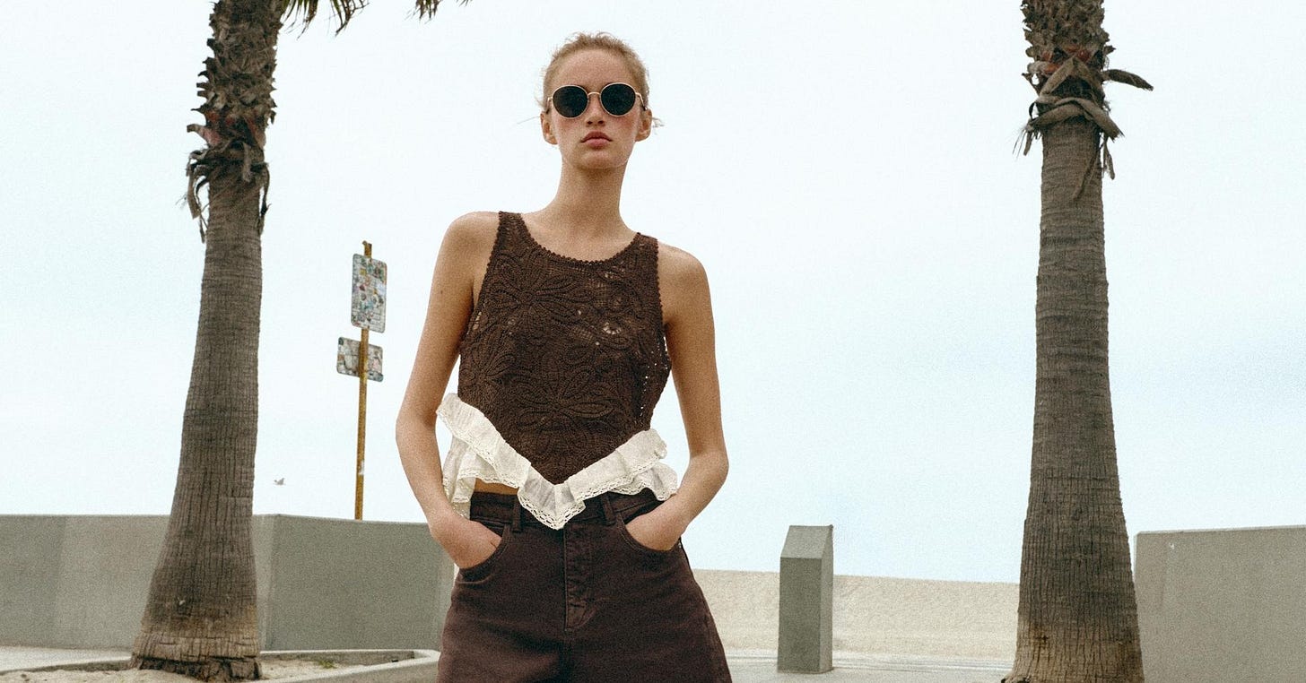 Foto editorial de Zara con una modelo con top de crochet Foto editorial de Zara con una modelo con top de crochet