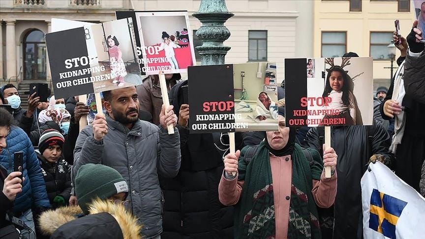 Nyans levitti väitettä, jonka mukaan Ruotsi kidnappaisi muslimien lapsia. Kyse oli disinformaatiosta, jonka alkuperää on yhdistetty sekä Venäjän FSB:n vaikuttamisoperaatioihin että Muslimiveljeskunnan verkostoihin. Kampanjaa edisti myös Suomen entinen SDP:n kansanedustaja Hussein al-Taee, joka on aiemmin kirjoittanut venäläisessä verkkojulkaisussa. Valheellinen kampanja vaikutti lopulta jopa lastensuojeluviranomaisten toimintaan Suomessakin. Nyans levitti väitettä, jonka mukaan Ruotsi kidnappaisi muslimien lapsia. Kyse oli disinformaatiosta, jonka alkuperää on yhdistetty sekä Venäjän FSB:n vaikuttamisoperaatioihin että Muslimiveljeskunnan verkostoihin. Kampanjaa edisti myös Suomen entinen SDP:n kansanedustaja Hussein al-Taee, joka on aiemmin kirjoittanut venäläisessä verkkojulkaisussa. Valheellinen kampanja vaikutti lopulta jopa lastensuojeluviranomaisten toimintaan Suomessakin.