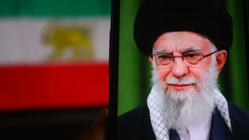 Depois que o líder supremo do Irã, o aiatolá Ali Khamenei, acima, prometeu novos ataques retaliatórios contra Israel após sua operação militar sem precedentes, houve considerável especulação sobre...