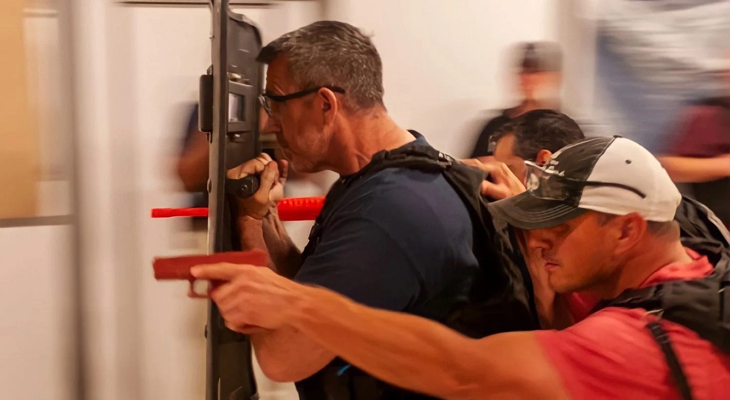 KANTOR CABANG DALLAS: Agen khusus melakukan latihan masuk gedung di Pusat Pelatihan Keamanan Publik Denton di Denton, Texas. KANTOR CABANG DALLAS: Agen khusus melakukan latihan masuk gedung di Pusat Pelatihan Keamanan Publik Denton di Denton, Texas.