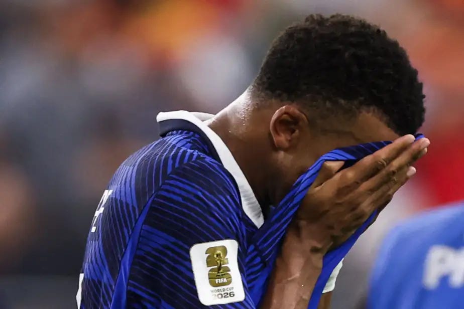 PHOTO FRANCK FIFE, AGENCE FRANCE-PRESSE Kylian Mbappé réagit, la tête entre les mains, après la défaite de son équipe PHOTO FRANCK FIFE, AGENCE FRANCE-PRESSE Kylian Mbappé réagit, la tête entre les mains, après la défaite de son équipe