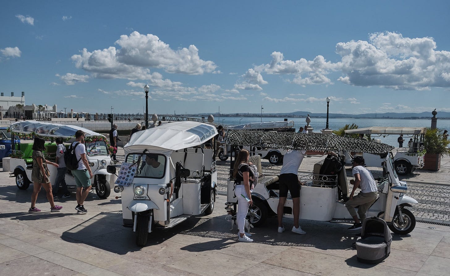 Lisboa está finalmente a preparar um regulamento para pôr ordem no caos dos  tuk-tuks | Turismo | PÚBLICO