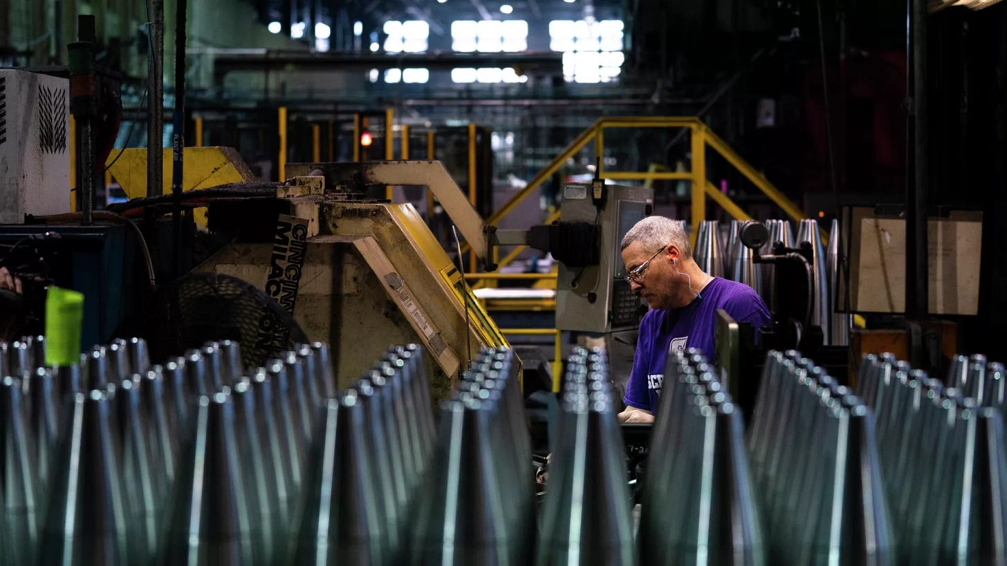 A steel worker manufactures 155 mm M795 artillery projectiles at the Scranton Army Ammunition Plant in Scranton, Pa., Thursday, April 13, 2023.  - Sputnik International, 1920, 24.06.2024