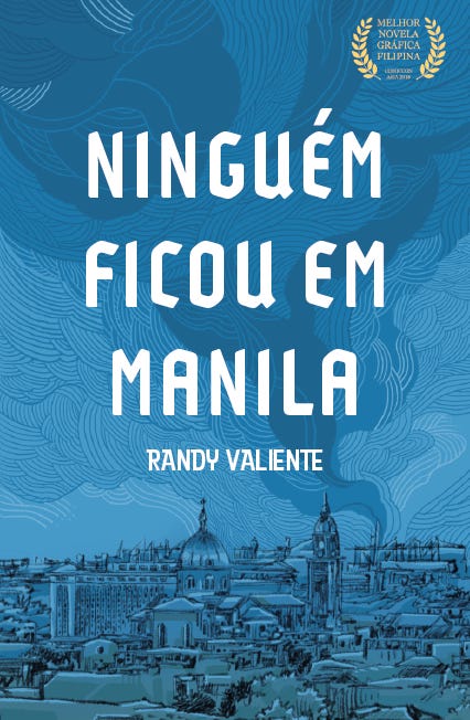 #descrevemospravocê  Capa do livro "Ninguém ficou em Manila", escrito por Randy Valiente. O título ocupa o centro da imagem, em letras brancas grandes e com um estilo tipográfico marcante, que remete a letreiros de filmes antigos ou pôsteres de guerra. Abaixo do título, o nome do autor aparece em letras menores, também em branco.  No topo direito da imagem, há um selo dourado em formato circular com ramos de louro, indicando a premiação "Melhor Novela Gráfica Filipina – Komikon Awards".  A ilustração de fundo é composta por linhas onduladas e dinâmicas em vários tons de azul, que sugerem fumaça ou vento, criando uma atmosfera intensa. Na parte inferior, há um desenho detalhado da paisagem urbana da cidade de Manila, capital das Filipinas, com destaque para cúpulas, torres e construções antigas. Os prédios aparecem todos em traços finos azul-escuros, dando um tom sombrio à cena.  O contraste entre a cidade em ruínas e o céu com formas turbulentas reforça a sensação de abandono e conflito, em sintonia com o título. A composição transmite uma atmosfera dramática, ao mesmo tempo histórica e poética.