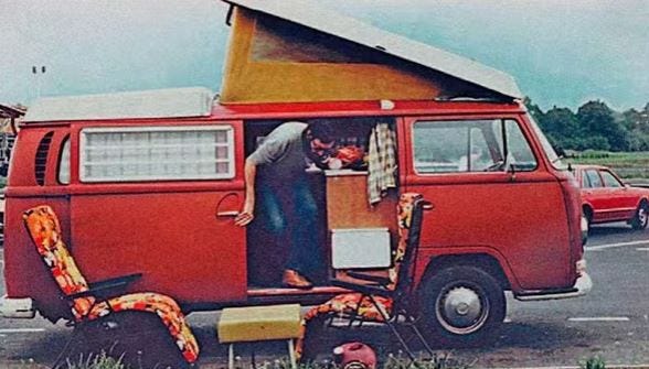 Julio Cortázar saliendo de su furgoneta Fafner en mitad de un área de servicio