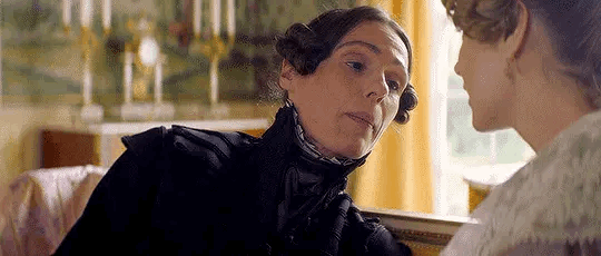 Suranne Jones como Anne Lister em Gentleman Jack olhando apaixonadamente para Ann Walker