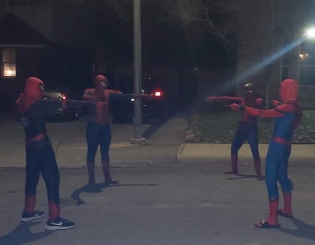 Yo y los panas recreamos el meme de Spiderman señalándose : r/teenagers