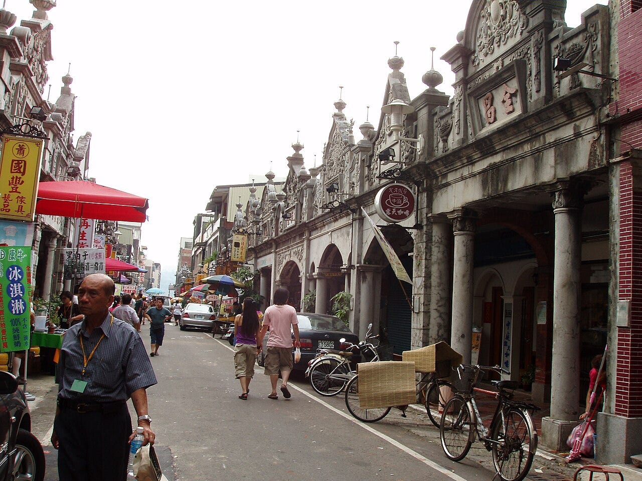大溪老街騎樓與牌樓立面｜來源：Dquai / Wikimedia Commons（CC BY-SA 4.0）