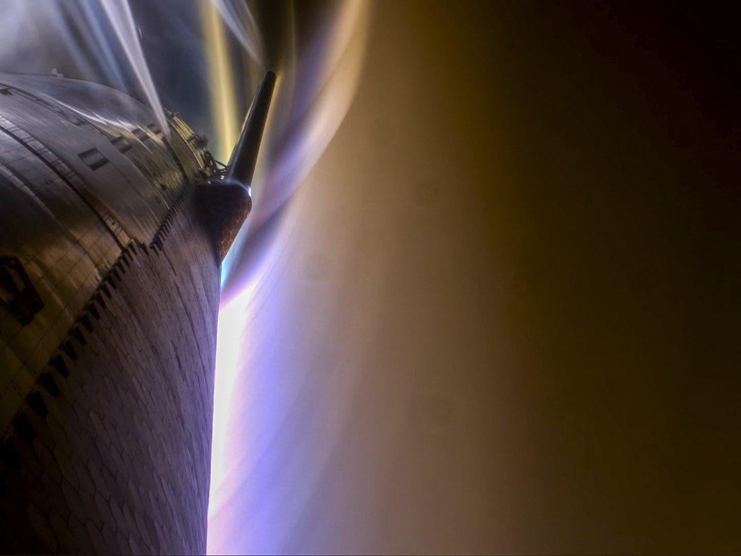 Hot plasma forming around the spacex starship during it's re-entry : r/pics