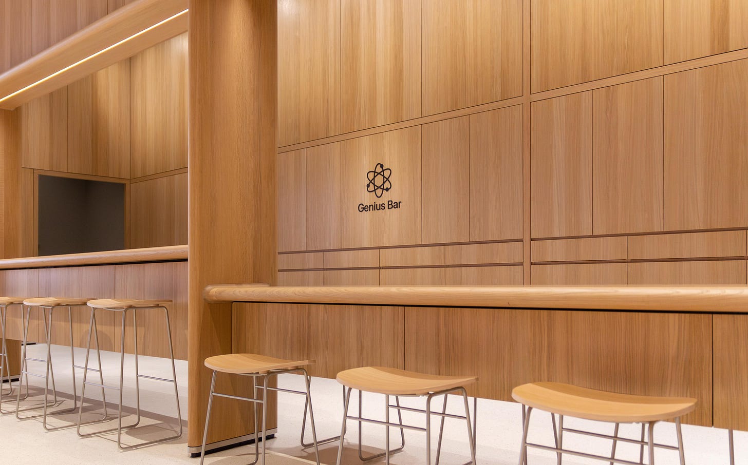 Sitting section at the Genius Bar.