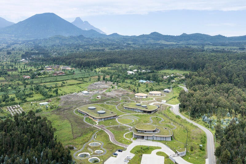 Fotografía aérea del campus en Kinigi, Ruanda