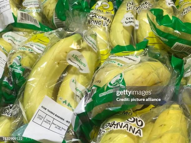 58 Bananas Wrapped In Plastic Stock Photos, High-Res Pictures, and Images -  Getty Images