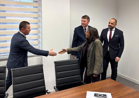 Një takim diplomatik i SHBA-së në Kosovën veriore me zyrtarë të Listës Serbe, i fotografuar pa simbole shtetërore të Kosovës apo të SHBA-së, duke e shndërruar “angazhimin” në një fshirje vizuale të sovranitetit dhe llogaridhënies.