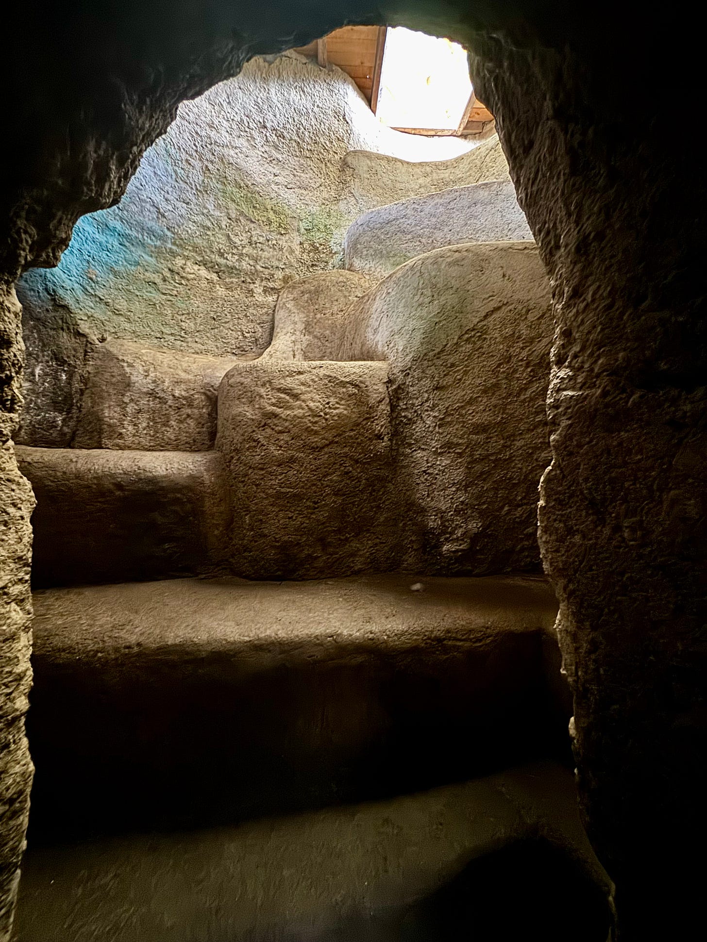 Escalones en piedra de entrada y salida a un hipogeo de Tierradentro visto desde su punto inferior. Foto propia. Escalones en piedra de entrada y salida a un hipogeo de Tierradentro visto desde su punto inferior. Foto propia.