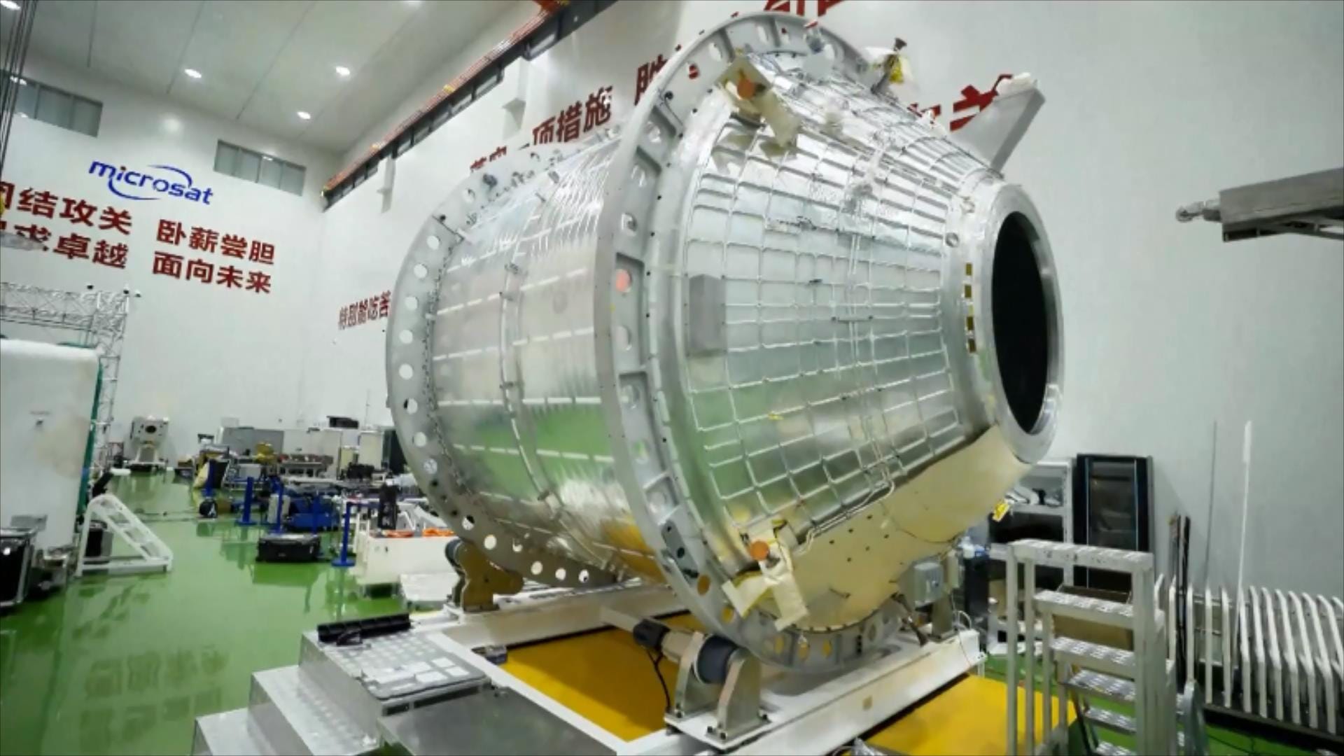 The Qingzhou spacecraft’s pressure vessel during manufacturing, before solar panels and insulation are installed. The Qingzhou spacecraft’s pressure vessel during manufacturing, before solar panels and insulation are installed.