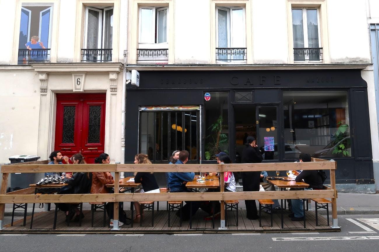 建物の前の椅子に座っている人

AI 生成コンテンツは誤りを含む可能性があります。