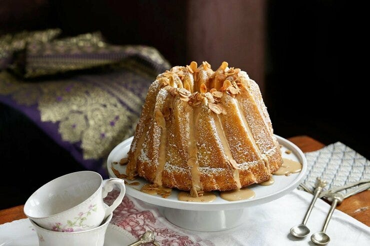Bundt cake de mantequilla y almendras con glasedo de turrón