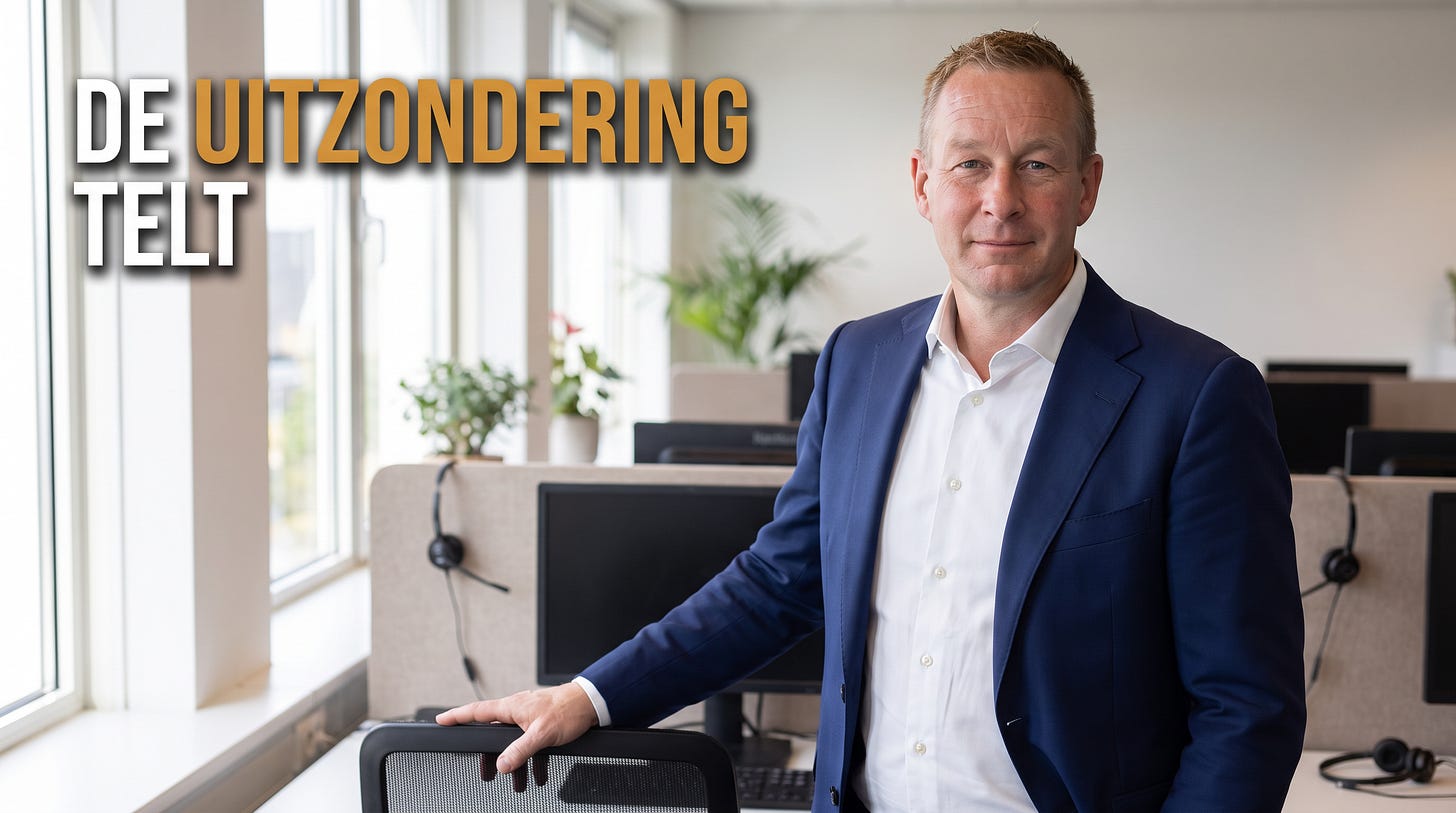 Michaël Brouwer op de werkvloer van zijn kantoor, met de tekst DE UITZONDERING TELT
