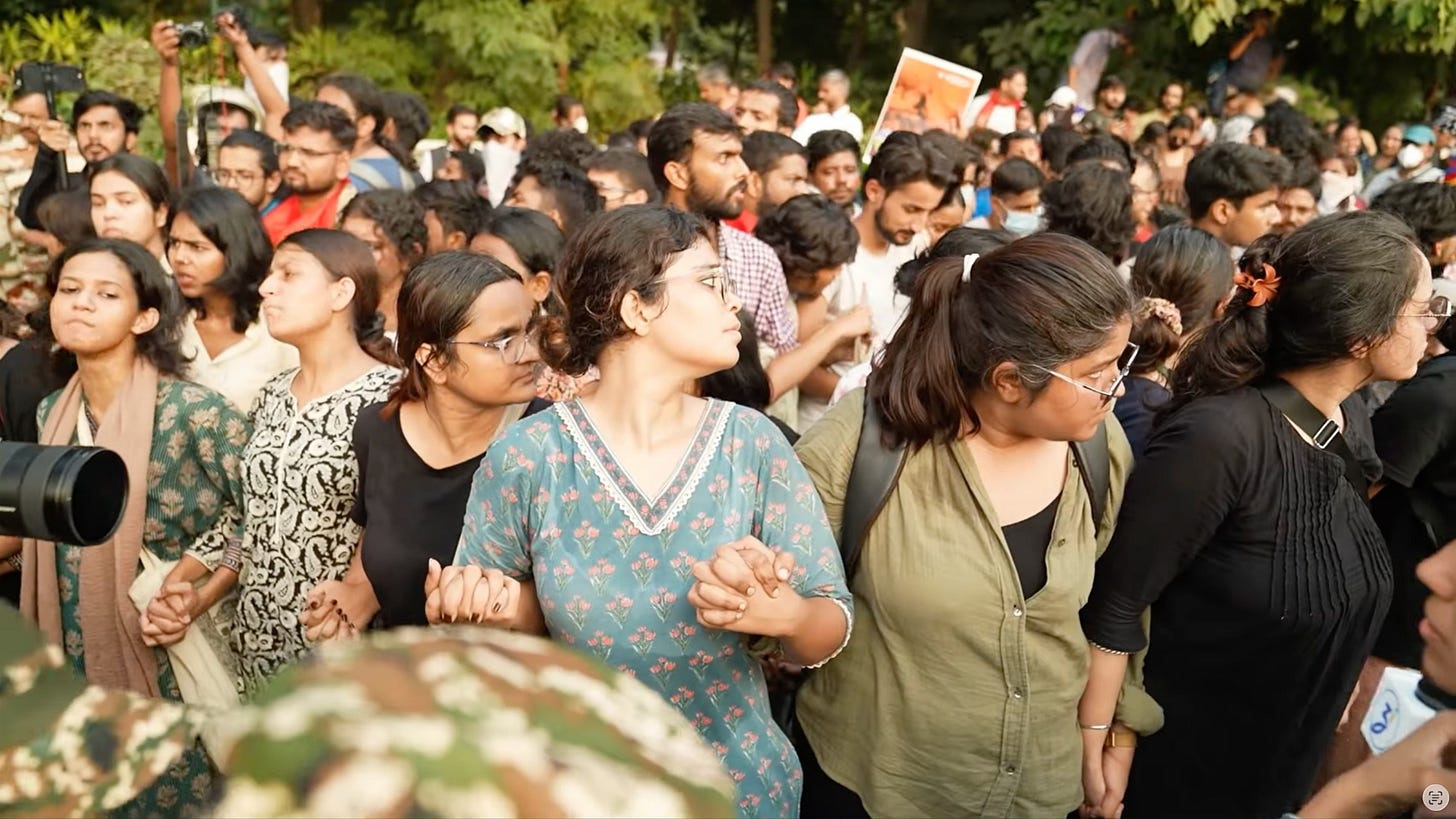 चुनाव आयोग के खिलाफ प्रदर्शन करती छात्राएं चुनाव आयोग के खिलाफ प्रदर्शन करती छात्राएं