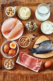 Milch Quark Eiern Fisch Und Huhn Fleisch Bohnen Kichererbsen Und Nüssen Auf  Holztisch Stockfoto und mehr Bilder von Ei - iStock
