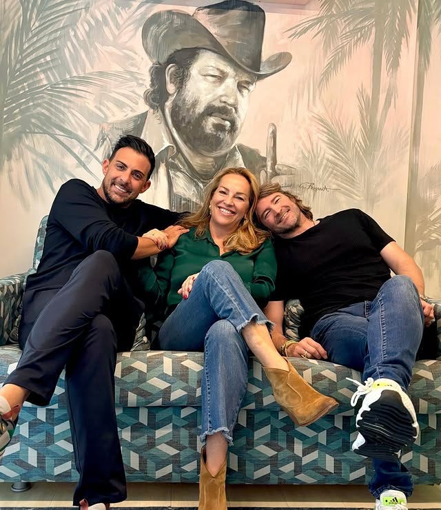 Cristiana Pedersoli, Mattia Ferro e Gio Bressana davanti all'affresco di Bud Spencer appena realizzato dall'artista