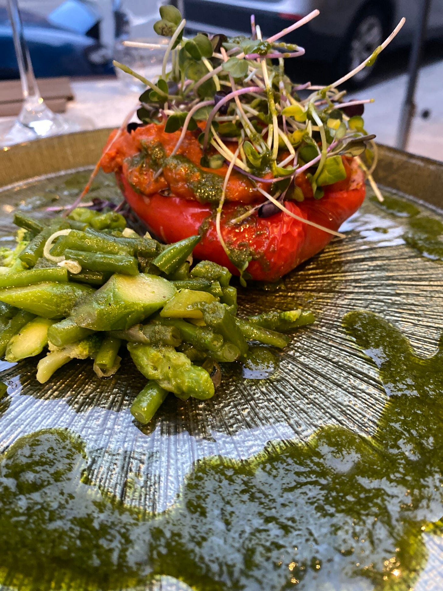 gefüllte Paprika mit grünem Gemüse