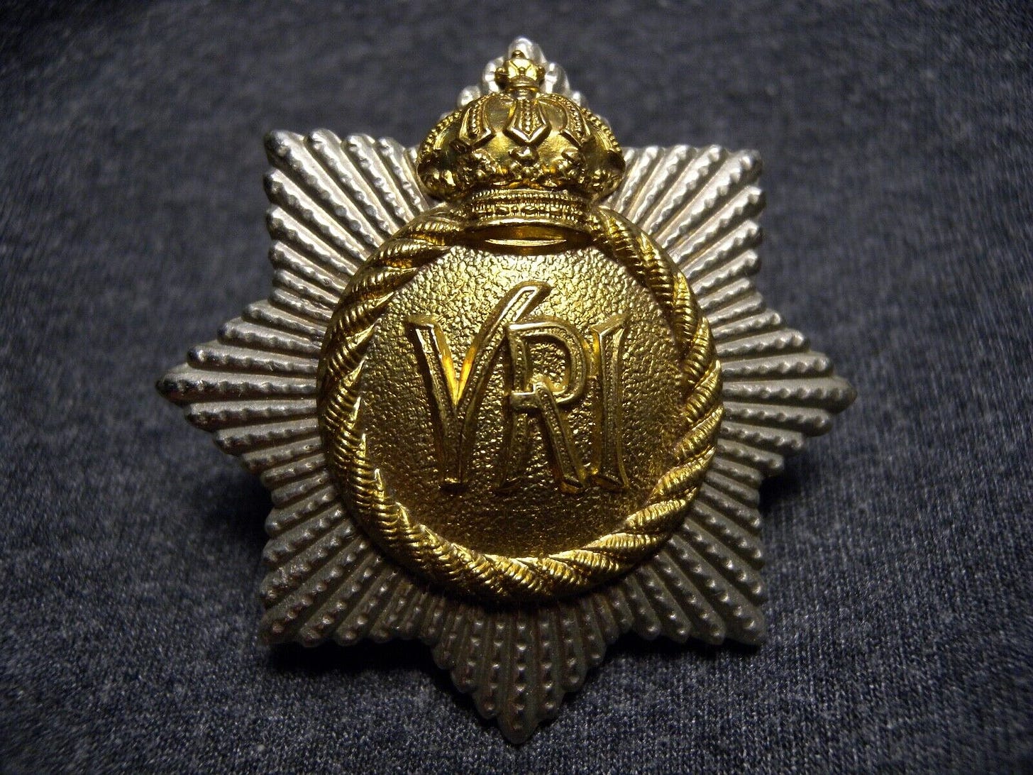 ROYAL CANADIAN REGIMENT PRE WWI CAP BADGE M1 RCR R.C.R. VRI PRO PATRIA  1894-1904