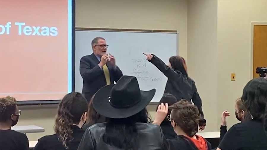 Jeffrey Younger dengan salah satu aktivis trans di University of North Texas.
